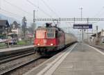 re-4-4-ii-re-420 Der einzige Postzug nach/von Luzern, der nach 2007 �berlebte: Mit der Re 4/4' 11340 durchf�hrt er den Bahnhof Gisikon-Root, mit dem Ziel H�rkingen. (09.04.10)