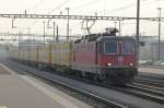 re-4-4-ii-re-420 Fr�her fuhren die Postexpressz�ge (Luzern-H�rkingen) �ber Sursee mit Wendeman�ver in Olten zum Postzentrum. Der Wendevorgang findet aber seit schon einiger Zeit in Rotkreuz statt. Am 09.04.2010 hat die Re 4/4' 11340 die Wagen bereits umfahren und wartet auf das Abfahrtsokay des Bremsenkontrolleurs.