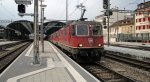 re-4-4-ii-re-420 Gut dass der 43-Wagen GZ RBL-Lausanne Triage ein rotes Ausfahrsignal in Olten hatte. Bei dieser Aufnahme war er durch die Re 4/4' 11261, Re 4/4III 11357 und die Re 4/4' 11167 schon in Bewegung gesetzt worden. (09.04.10)