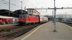 Die Re 4/4 11211 rangiert am 09.04.10 in Olten den ...