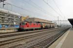Mit zwei Kesselwagen zeigt sich am 09.04.10 die Re 4/4  ...