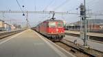 Mit einem langen Eaos-Ganzzug treffen am 09.04.10 die Re 4/4 ... Mit einem langen Eaos-Ganzzug treffen am 09.04.10 die Re 4/4 ...