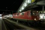 re-4-4-ii-re-420 Nach Ankunft des Knie-Leer-Zuges in Chur musste erstmal gewartet werden.
25.04.10