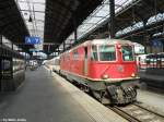 Re 4/4 11210 am 21.4.2010 in Basel SBB  ...