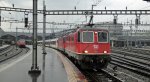 re-4-4-ii-re-420 �berf�hrungszweck: An jedem Werktag ziehen 2 Re 4/4' den IR Luzern (Locarno)-Basel (ab 18:54). Am 28.05.10 wurde neben der Re 4/4' 11219, die hinter der 11303 eingereiht war, auch noch ein Bt Steuerwagen �berf�hrt.