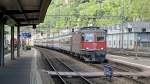 re-4-4-ii-re-420 IR nach Locarno am 31.05.10 bei der Einfahrt in Bellinzona mit der Re 4/4' 11126. Aus dem D-Wagen wurde viel Reisegep�ck ausgeladen.