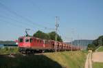 Re 4/4 11340 und 11281 ziehen einen Kieszug bei Eglisau ...