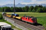 Re 4/4 II 11325 mit Bauzug bei Kiesen am 09.06.2010 ...