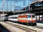 SBB - Re 4/4 11108 vor Schnellzug im Bahnhof ...