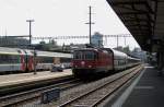 re-4-4-ii-re-420 Re 4/4 11301 durchquert mit bunt gemischter Zuggarnitur Aarau (16.07.2010)