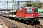re-4-4-ii-re-420 11 229 am 21.07.10 in Muttenz mit IC Basel - Z�rich.
Die Lok hat LED Lichter und auf beiden Seiten Au�enspiegel bekommen. 
Mein erstes Bild bei Bahnbilder.de
