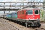 re-4-4-ii-re-420 11 138 am 27.07.10 in Muttenz mit IR Basel - Luzern - Locarno 
Die Lok f�hrt nat�rlich nur bis Luzern, hinter der Lok noch vor dem P�ckliwagen zwei EW II Wagen als Verst�rkung
