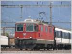 re-4-4-ii-re-420 IR782 mit der Re 4/4 II 11132 f�hrt in Landquart ein. (26.07.2010)