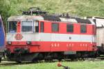 re-4-4-ii-re-420 11 141 am 23.06.09 in Swiss Express Farben, im Gel�nde des IW Bellinzona. 
Die lok wurde gerade von Biel (dort diente sie als station�re Heizanlage) nach Bellinzona �berf�hrt und soll in k�rze eine R2 bekommen.