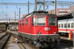 re-4-4-ii-re-420 11 141 am 24.10.09 in Basel SBB. 
Die Lok hat kurz zuvor eine R2 mit Neuanstrich in rot bekommen, der Pfeil auf der Front verr�t aber noch ihre ehemalige Swiss Express Farbgebung. 
Au�erdem bestehen die Nummern nicht wie normal �blich aus Chrom sondern wurden nur aufgemalt. 