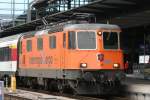 re-4-4-ii-re-420 11 320 am 26.10.09 im orangen Interregio Cargo Look, in Basel SBB. Bei einem ihrere wenigen Eins�tze im Personenverkehr, wird sie den IC von Basel ohne Halt bis Z�rich bringen. 