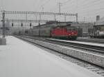 Eine Re 4/4 durchf�hrt am 5.1.10 den Bahnhof Burgdorf, mit ...
