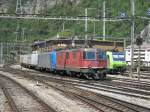SBB Re 4/4 und Crossrail Br 185 mit einem Containerzug ...
