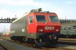 re-4-4-iv-sbb Anfangs der 1980er Jahre stellte die SBB eine neue Lok vor.Die Re 4/4 IV(Prototyp)Hier die nagelneue 10101(SLM/BBC 1982)an einer Ausstellung in Basel 1982.In den Jahren 1995/96 wurden die Loks(10101-10104)dann an die SOB verkauft,wo sie als Re 446 heute noch fahren(Archiv P.Walter,gescanntes Dia)