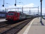 Der Voralpenexpress bei der Ankunft in Romanshorn.  ...