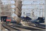 re-450-dpz Da es bei den SBB auch immer noch �ltere Wagen mit Fenster zum �ffnen gibt, werden herausgestreckte H�nde und K�pfe vor einer Baustelle bei Z�rich Oerlikon mittels dieser Besen gewarnt. (16.02.2010)