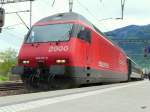 SBB - 460 115-9 vor einem IR im Bahnhof Martigny ...