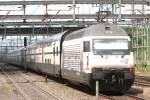 re-460-lokportraits 460 101 am 27.07.10 in Muttenz mit IC Chur - Z�rich - Basel verschwindet im Schatten nach Basel