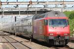 460 001 am 09.08.10 in Muttenz mit Doppelstock IC Pendelzug. ...