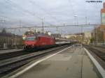 Re 460 018-5 mit einem IR nach Biel in Winterthur ...