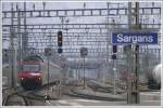 Re 460 102-7 Historic schiebt den IC575 aus dem Bahnhof ...