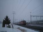 Re 460 032-6 am 29.1.2010 bei Schneefall mit dem IR ...