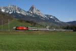 Re 460 117-5 am 24.3.10 vor der Kulisse der Mythen ...