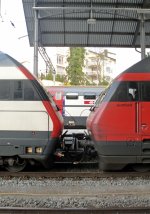 Ungewohnter Kupplungsvorgang: Die Re 460 118-3 Gotthard ist am 09.04.10 ...