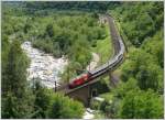 IR2178 aus Locarno mit einer Re460 an der Spitze erreicht ...