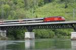 Eine Re 460 �berquert aus Basel kommend die Aare kurz ...