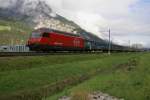 Re 460 077-1 zieht ...  Sandro Gadola 05.10.2010