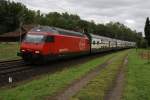 Re 460 085-4 zieht ...  Sandro Gadola 13.10.2010