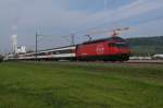 Re 460 105-4 befindet ...  Sandro Gadola 30.04.2011