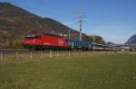 Re 460 082-1 zieht ...  Sandro Gadola 03.12.2011