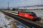Re 460 049-0 befindet sich am 3.2.12 kurz vor Allaman. ...