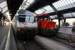 Werbelok neben neuer Rangierlok: Re 460 107-6 neben Ee 922 ...