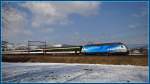 re-460-werbeloks Re 460 024-3 'Zugkraft Aargau'. Die Sonne t�uscht, es war ein saukalter Wind und nach der Aufnahme des Interregio bei Frick im Aargau musste ich mich im Auto wieder aufw�rmen. Jetzt ist es genug mit dem Winter. 9.3.2010