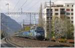 re-460-werbeloks 460 080-5 mit Verkehrshaus werbung erreicht mit IR91 mit einem �usserst gemischten Wagenpark in K�rze Chur. (19.04.2010)
