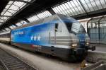 re-460-werbeloks SBB 4600024-3 wartet am 26.07.2010 im HB Z�rich auf die Ausfahrerlaubnis.