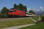 Re 460 102-7 zieht ...  Sandro Gadola 24.09.2011