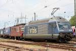 re-465-bls 465 014 + 425 174 der BLS am 24.07.10 in Basel Bad. Bf. mit G�terzug in die Schweiz 
Solch ein gemischtes Doppel aus moderner Drehstromlok und alter Wechselstrom (Gleichrichter) Lok gibt es bei der BLS in letzter Zeit oft zu sehen