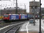 Re 482 482 007-2 und 482 016 ziehen gemeinsam einen sehr langen G�terzug durch den Hbf von Aachen mit Bestimmung Aachen-West. Dort wird der Zug umgespannt und von einem anderen Unternehmen weiter nach Belgien �berbracht. Aufgenommen am 05/12/2009.
PS : ein Gruss an den netten Fotokollegen aus Frankfurt. 