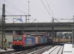 Re 482 007-2 bringt am 23.01.10 einen Containerzu aus Hamburg-Waltershof ...