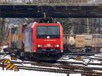 482 025-4 am 30.01.2010 mit einem Containerzug im Gleisvorfeld von ...