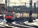 482 029-6 legt sich mit einem Containerzug am 03.02.2010 vor ...